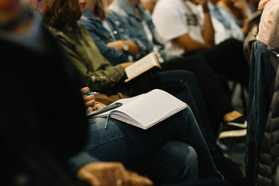 audience reading blog